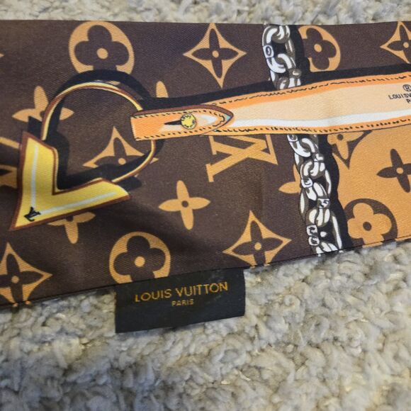Louis Vuitton LV Scarf Bag Wrap - Picture 2 of 4